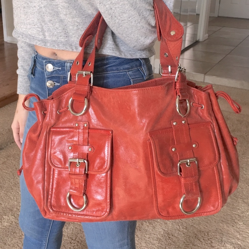 Gorgeous Tano leather shoulder bag